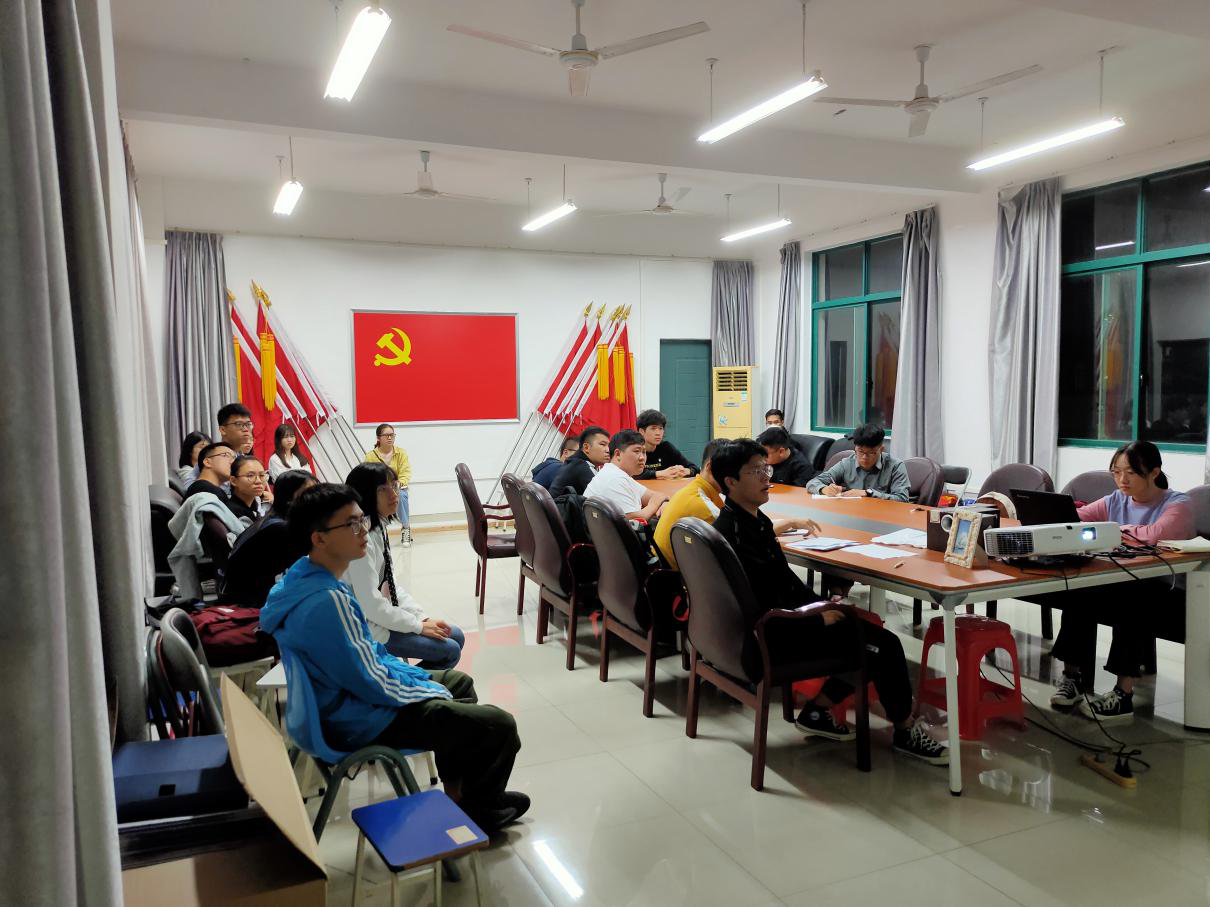 信息学院学生第四党支部开展微党课学习会