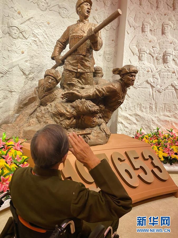 在纪念中国人民志愿军抗美援朝出国作战70周年主题展览上，杜文亮老人向抗美援朝英雄雕像敬礼（2020年10月27日摄）。新华社记者 任沁沁 摄